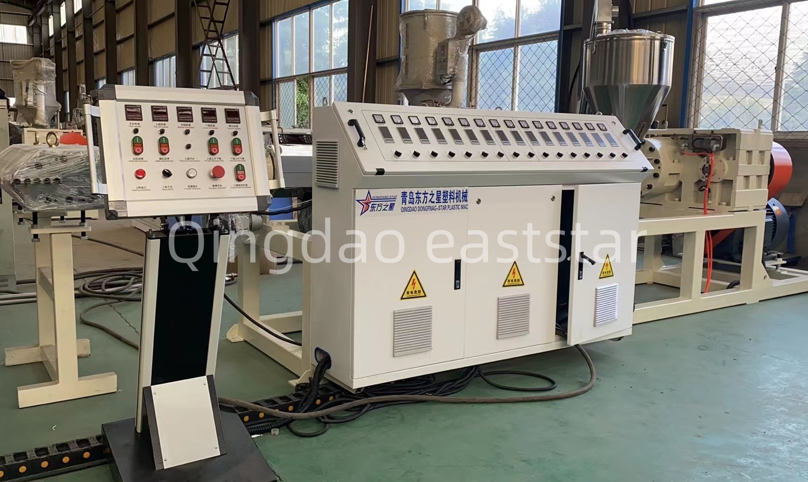 Conas a chinntíonn líne táirgeachta boird draenála PE gairmiúil cáilíocht na gcóras draenála foirgneamh?