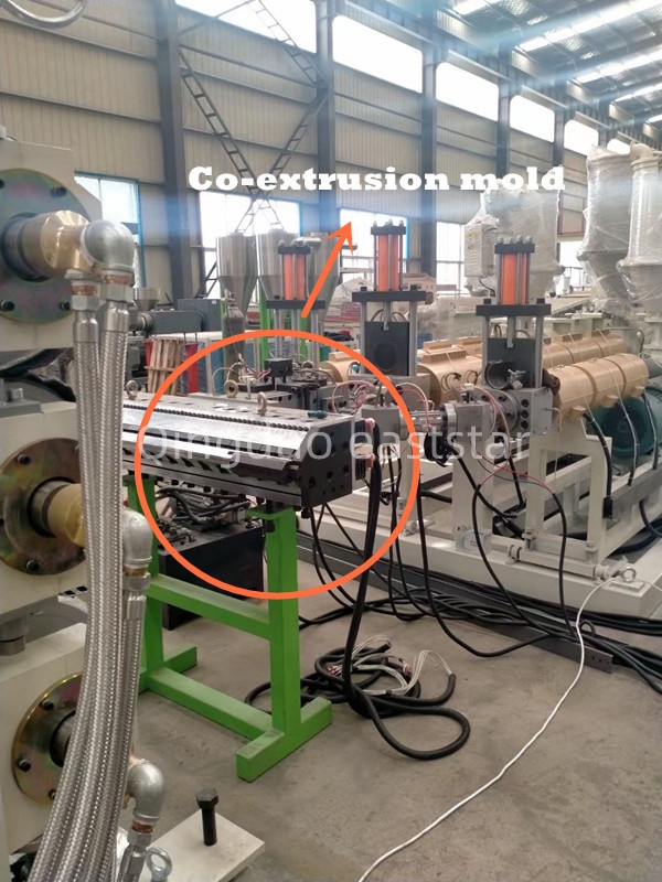 Cumasaíonn Líne Táirgthe Bileog Comh-easbhrúite Ilchiseal Gairmiúil ABS Déantúsaíocht Ábhar Ilchodach Ardfheidhmíochta